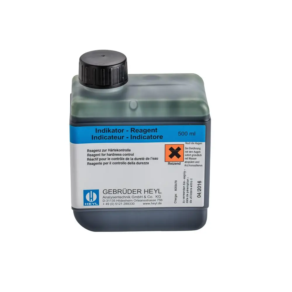Schwarzer Behälter mit Schraubverschluss, beschriftet mit "Indikator - Reagent" und Warnsymbol. Hersteller: Gebrüder Heyl. Inhalt 500 ml, verwendet zur Härteprüfung.